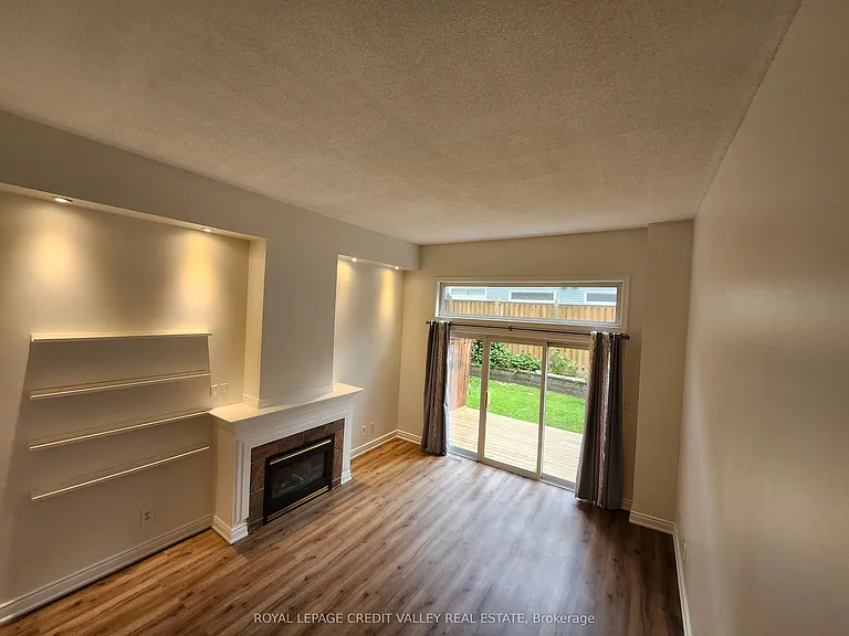 800 Dundas St W #39 — Photo 4