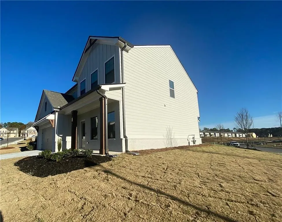 4 bed, 2424 sqft, $2,995 — Photo 2