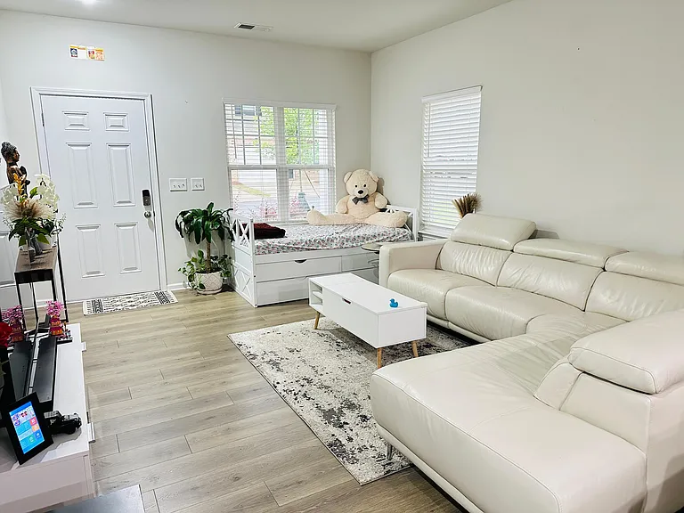 9326 Grand Valley Dr — Photo 2