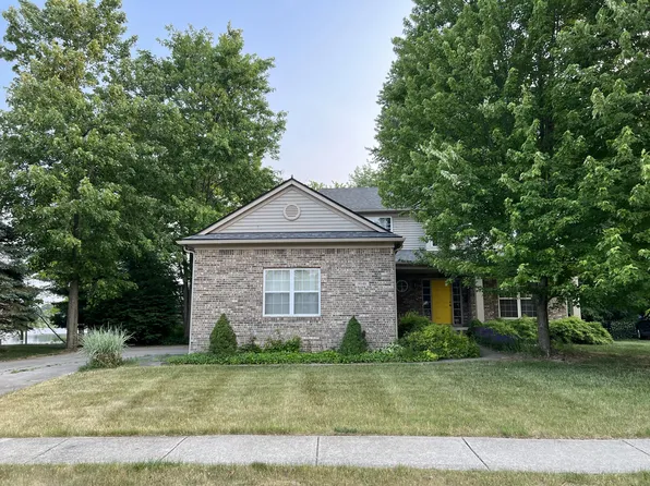 9148 Lakewood Dr, Whitmore Lake, MI 48189