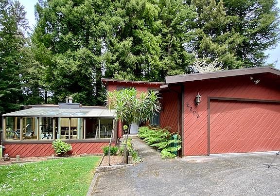 4th image of 2207 Redwood St