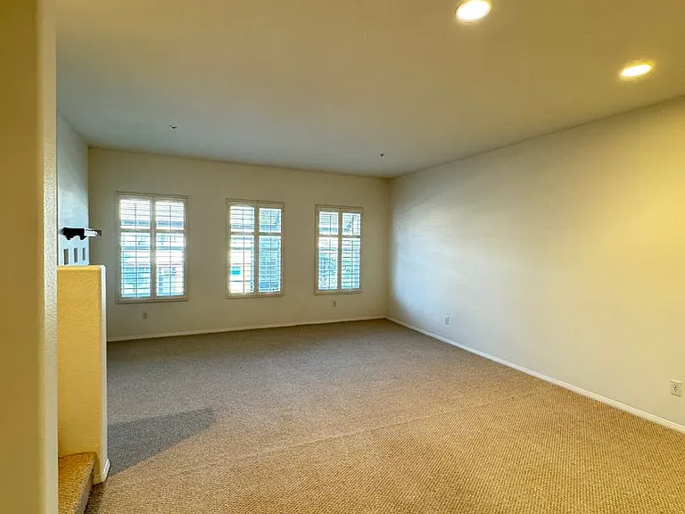 616 E Walnut St — Photo 12
