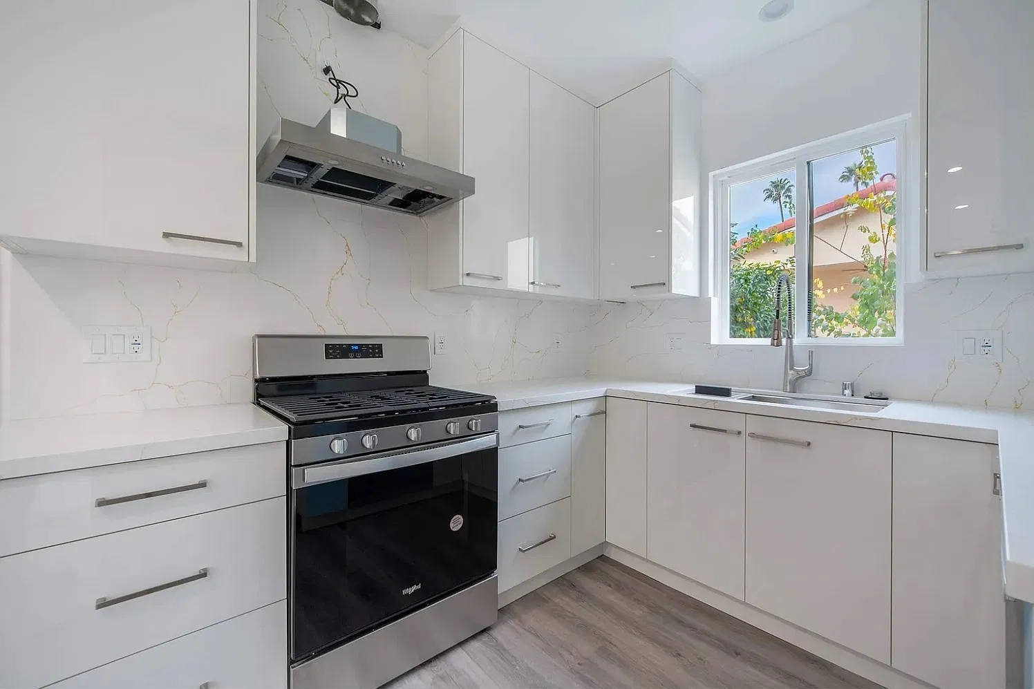 2 bed, 700 sqft, $3,500 — Photo 2