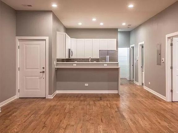 2nd image of 4710-9 S King Dr #203