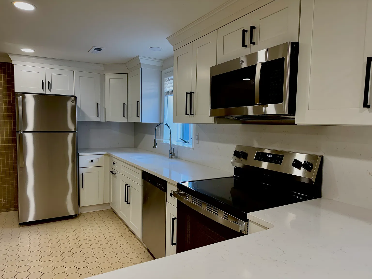 2 bed, 1960 sqft, $2,050 — Photo 2
