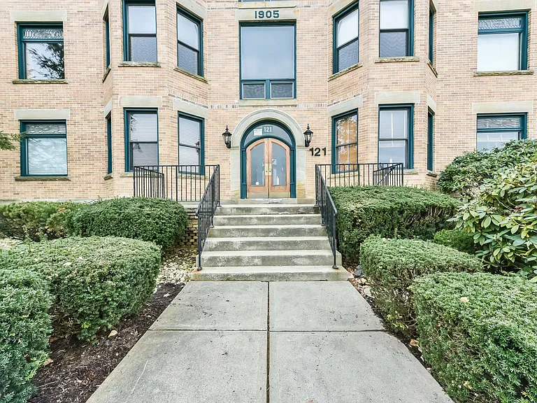 121 Grandview Ave #6 — Photo 2
