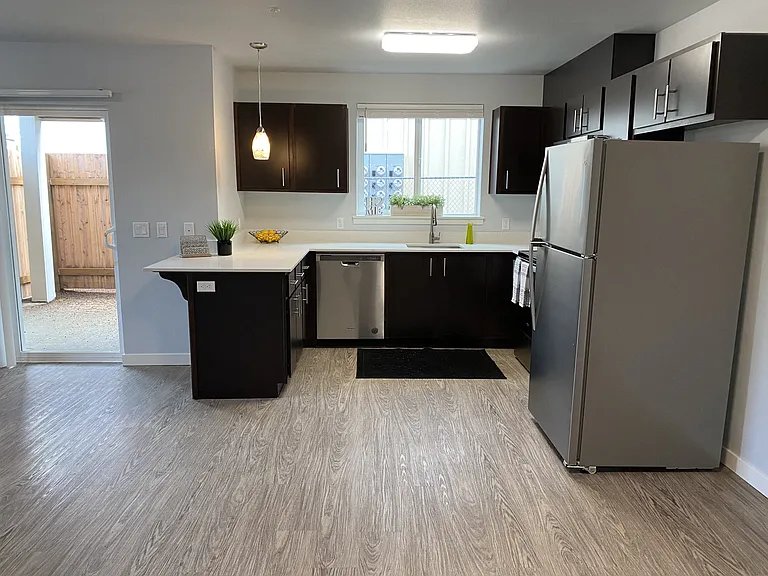 Queen Court Apartments — Photo 10