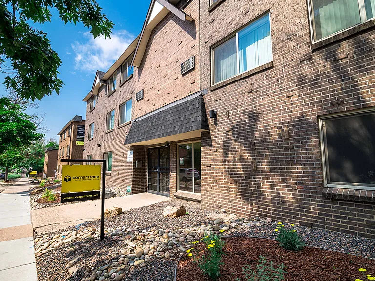 South Washington St Apts — Photo 11
