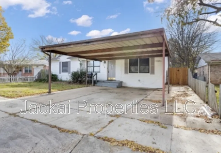 814 E Centennial St — Photo 3