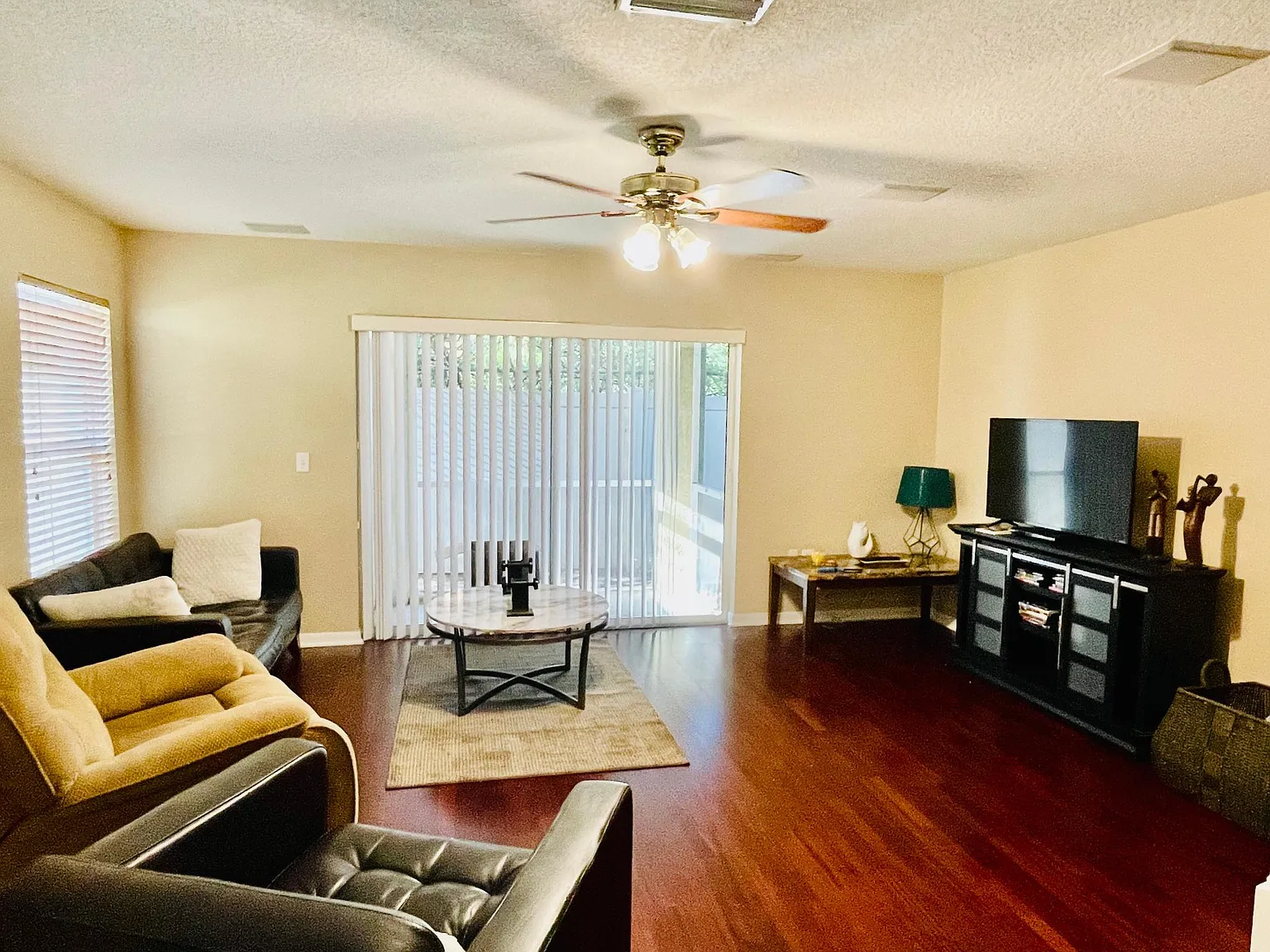 3 bed, 1725 sqft, $2,100 — Photo 2