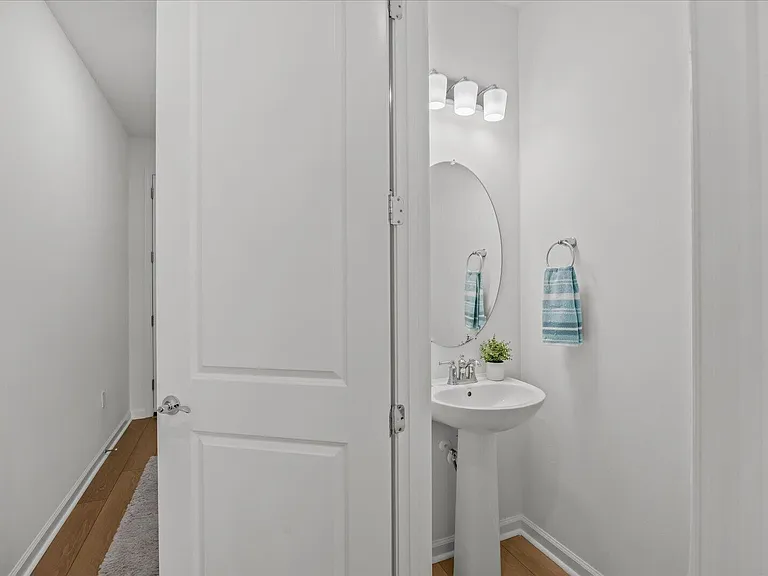 276 SW Sally Way — Photo 7