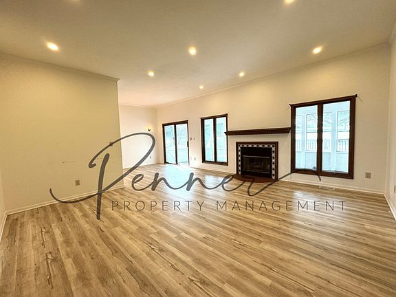 2nd image of 625 NE Saint Andrews Cir