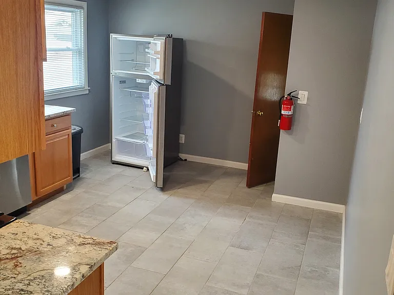 527 Oak St — Photo 7