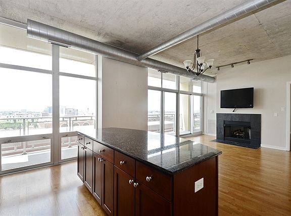 5th image of 700 N Larrabee St APT 915