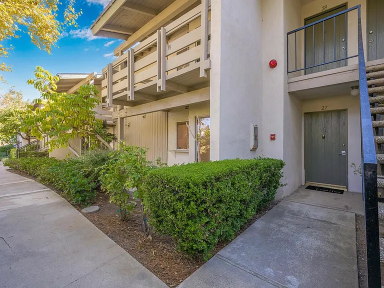 23732 Hillhurst Dr #27 — Photo 22