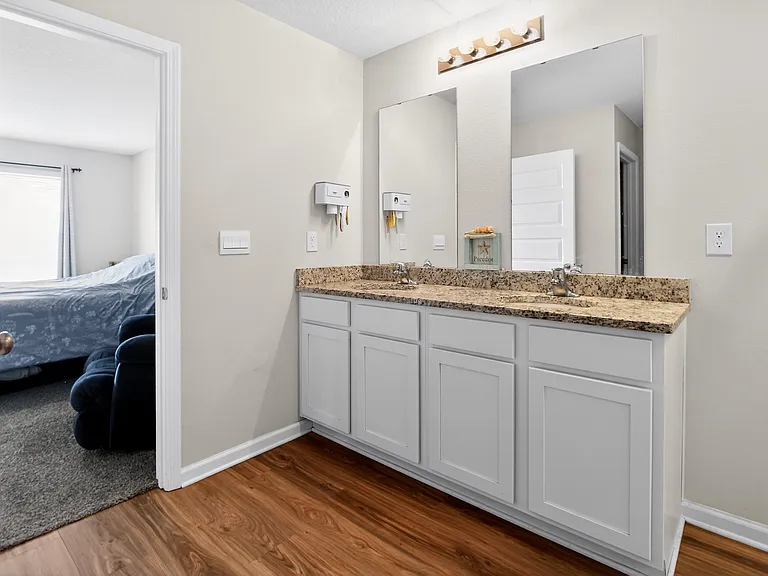 727 Quintana St — Photo 17