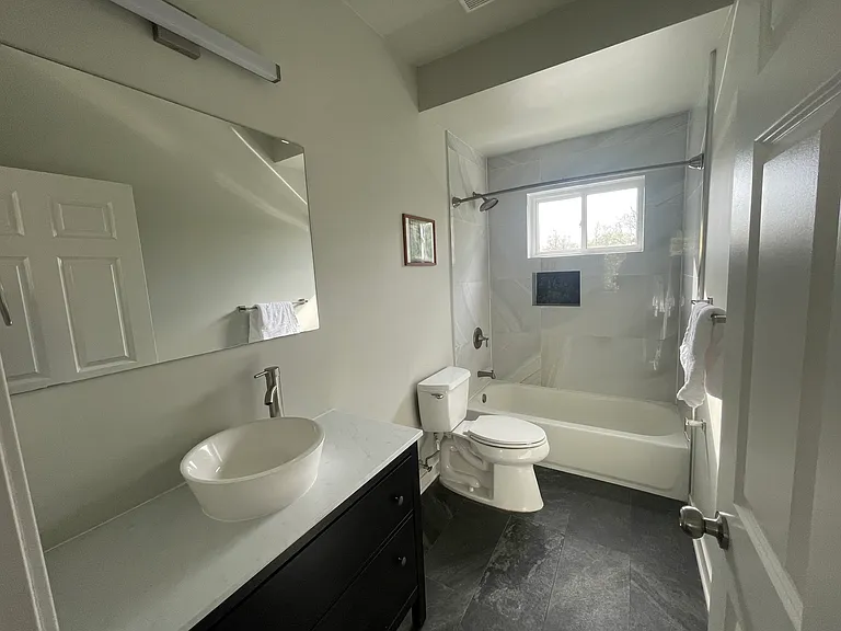 2nd Upstairs Full Bathroom