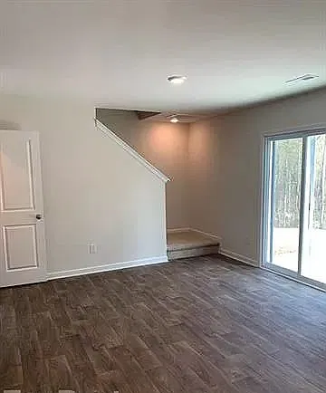 3 bed, 2.5 bath, 1704 sqft, $2,095 — Photo 3