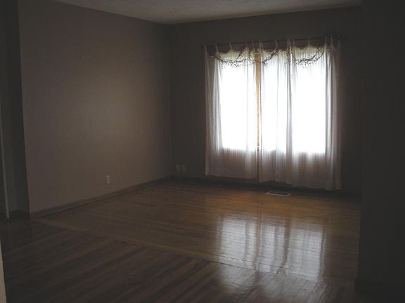 Living Room w/ Hardwood Floor