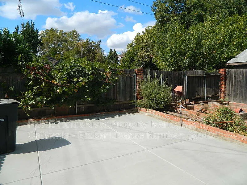 3 bed, 1.0 bath, 1172 sqft, $2,300 — Photo 4