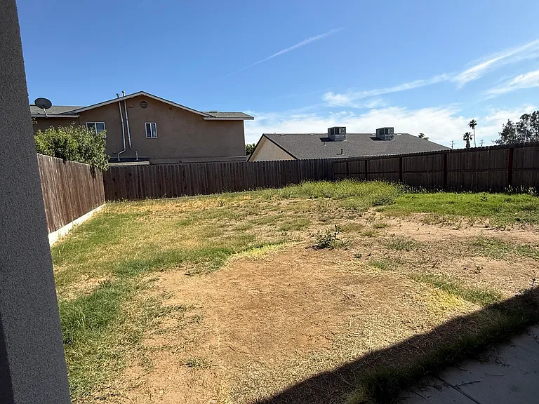 1084 Adell St — Photo 9