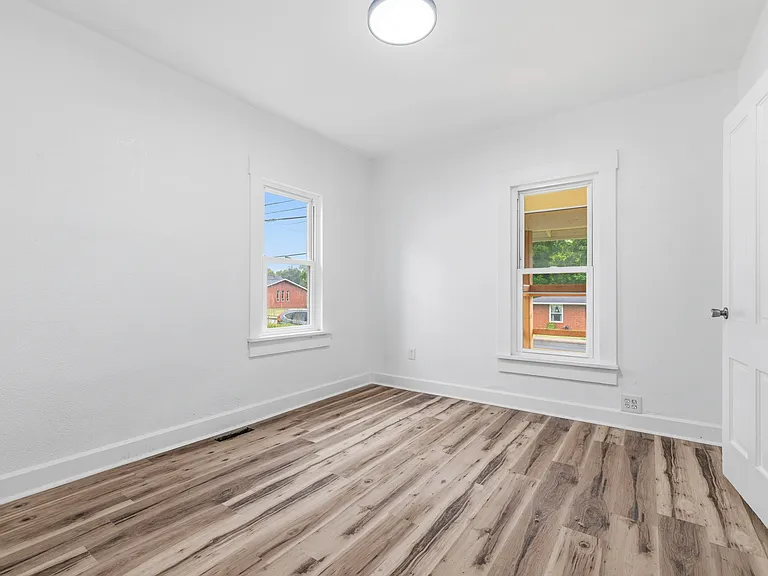 909 Indiana Ave — Photo 15