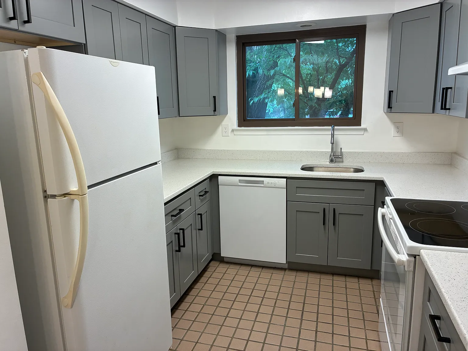 2 bed, 1.5 bath, 1326 sqft, $2,550 — Photo 2