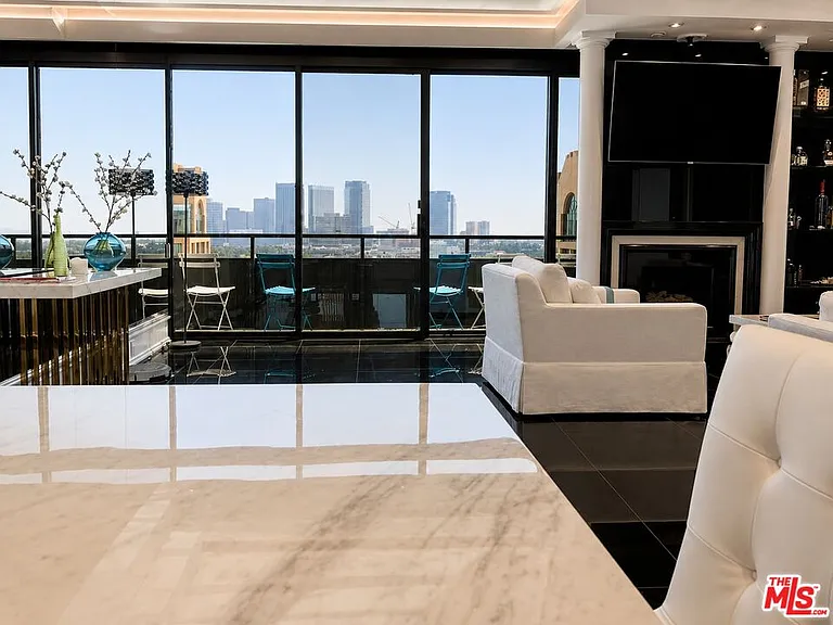 10535 Wilshire Blvd #Penthouse 1 — Photo 2