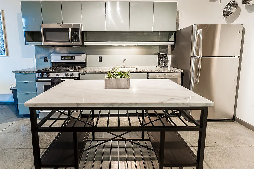 Studio, 605 sqft, $3,069 — Photo 2