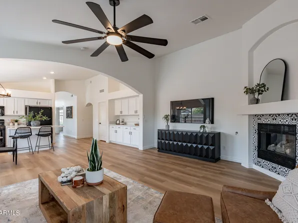 1674 E CARLA VISTA Drive, Gilbert, AZ 85295