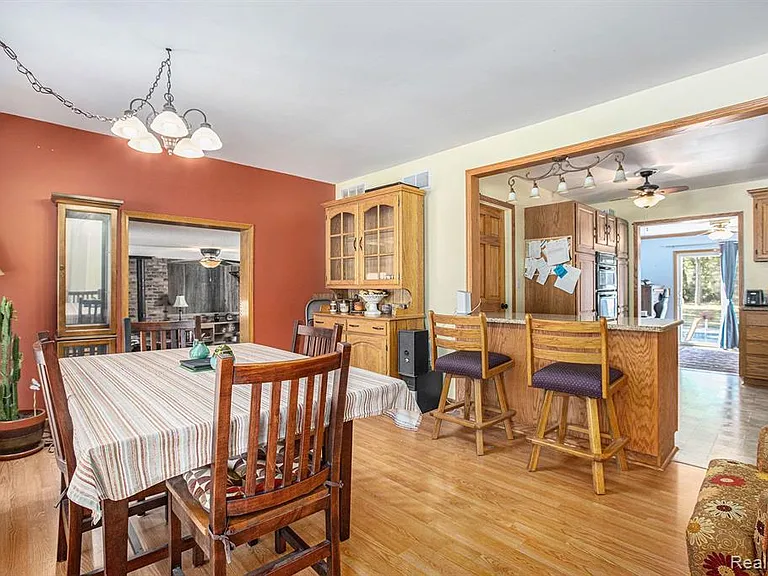 2752 Dashwood Dr — Photo 3