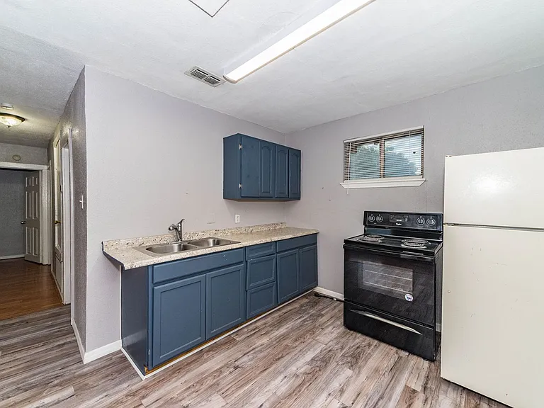 508 Bee St — Photo 8