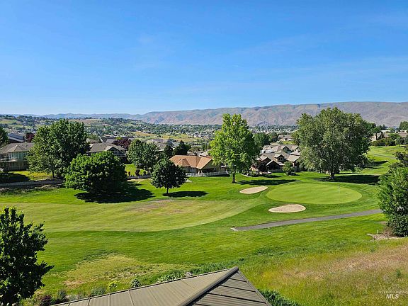 3rd image of 3920 Country Club Dr
