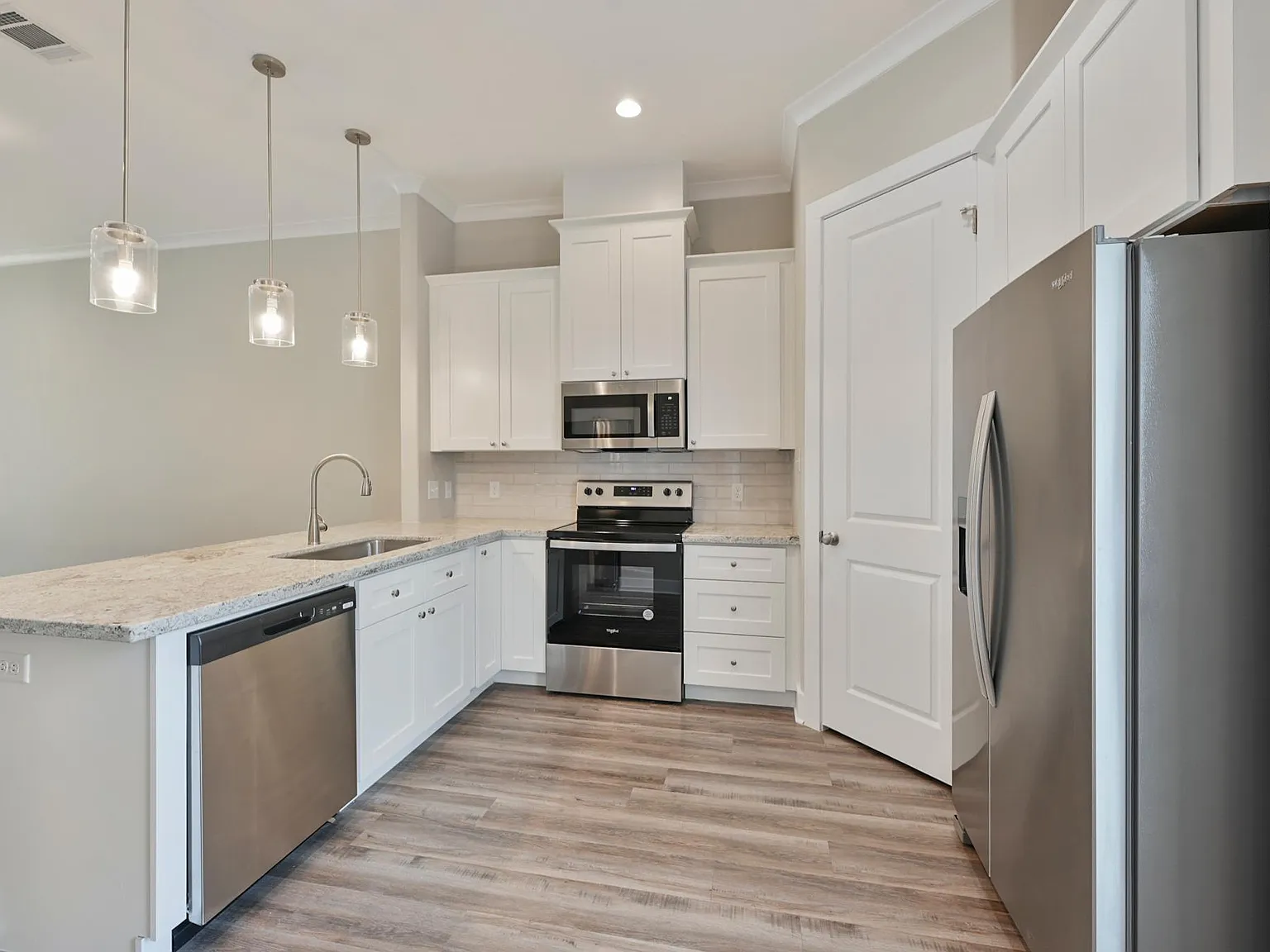 8 bed, 8.5 bath, 3033 sqft, $9,600 — Photo 3