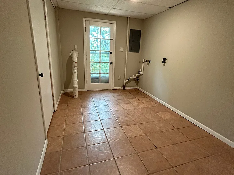 1300 Fieldcrest — Photo 18