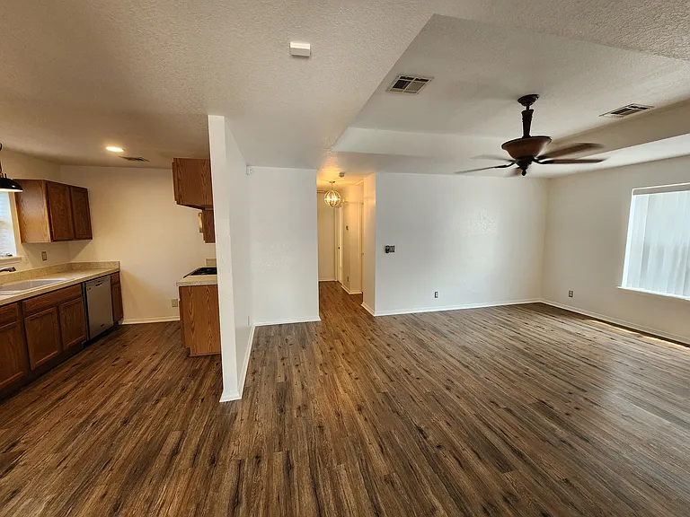 1609 E 66th Pl — Photo 3
