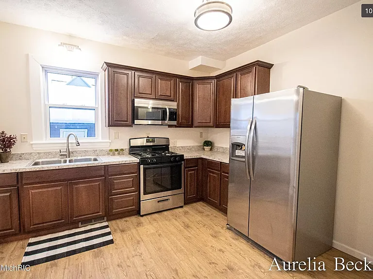 420 Lincoln Ave NW — Photo 9