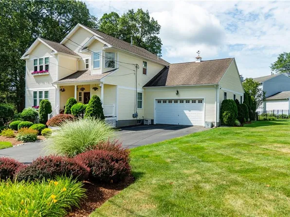 9 Wilshire Ln, Cranston, RI 02921