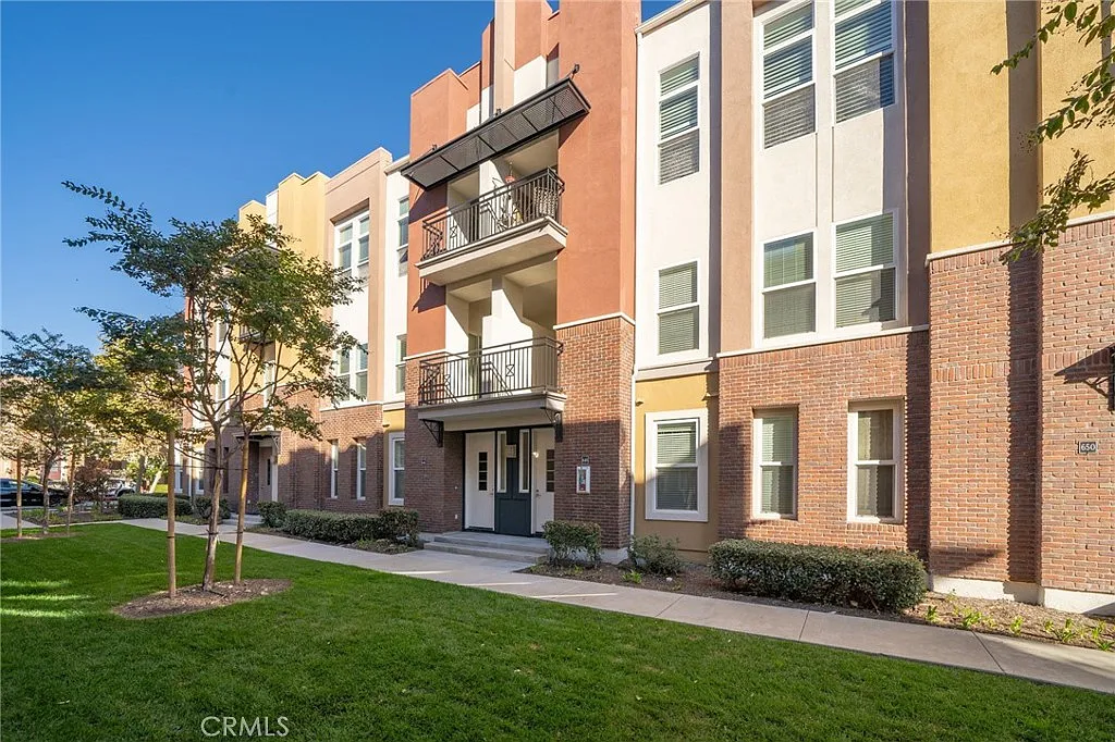 3 bed, 1658 sqft, $3,650 — Photo 2