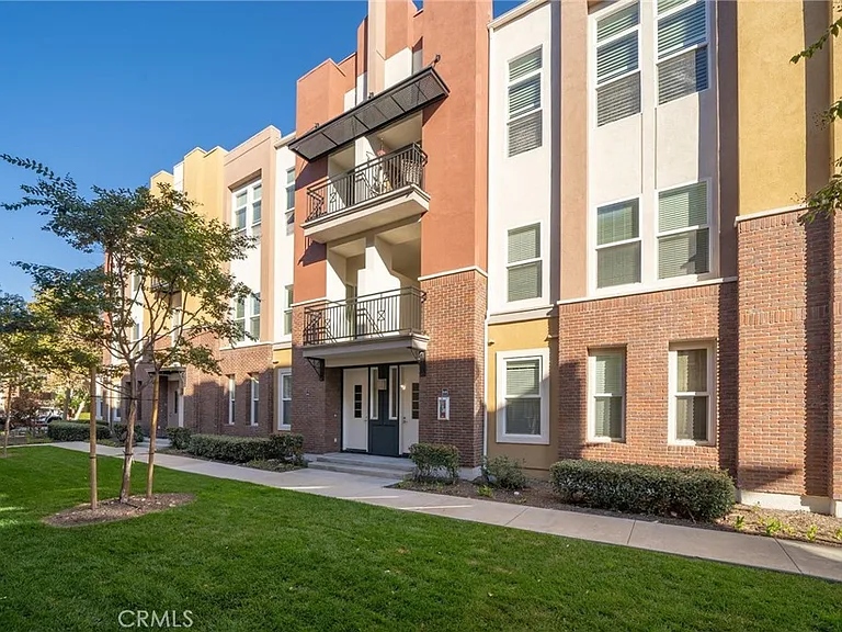 648 W 1st St — Photo 2