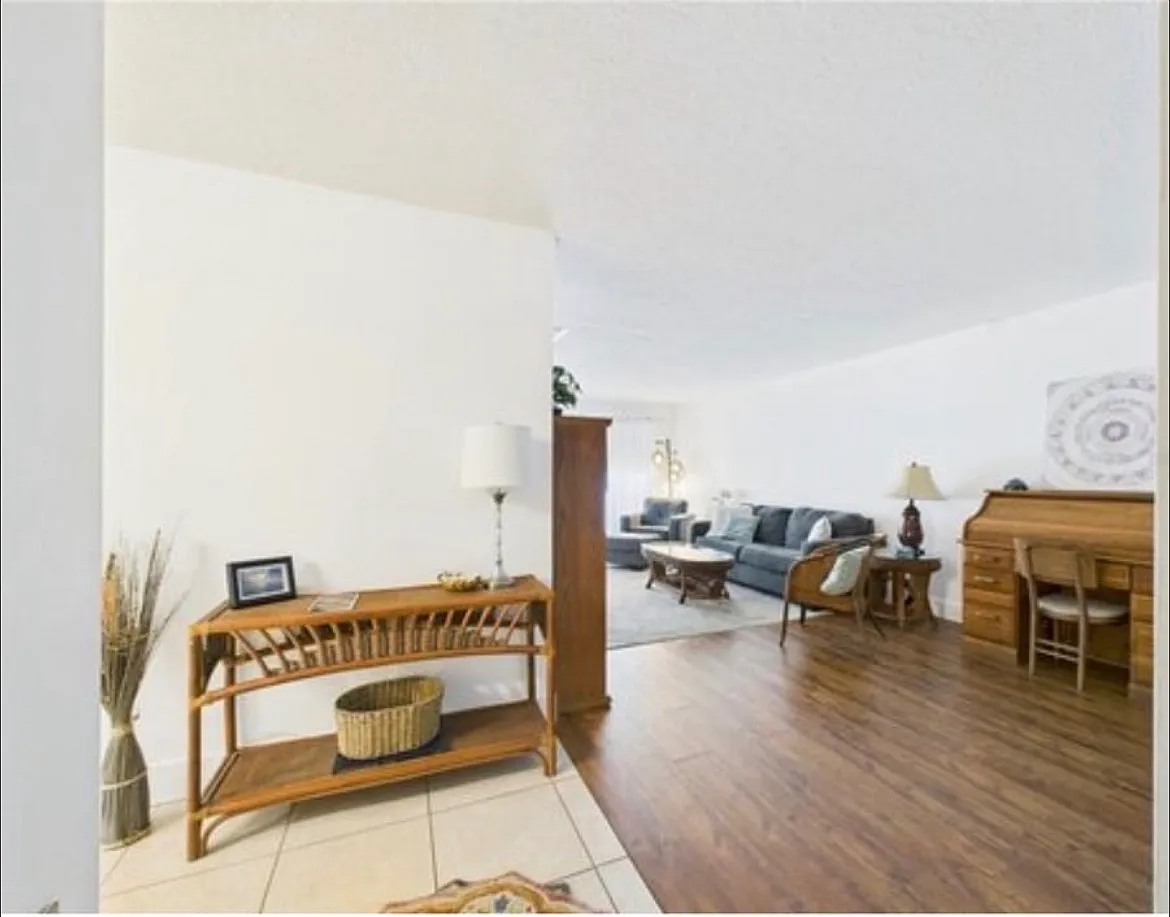 2 bed, 905 sqft, $1,900 — Photo 2