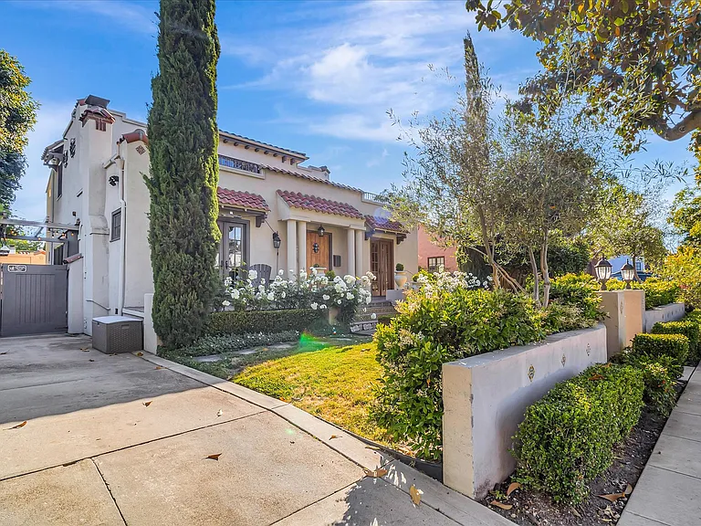 1568 Mariposa Ave — Photo 34
