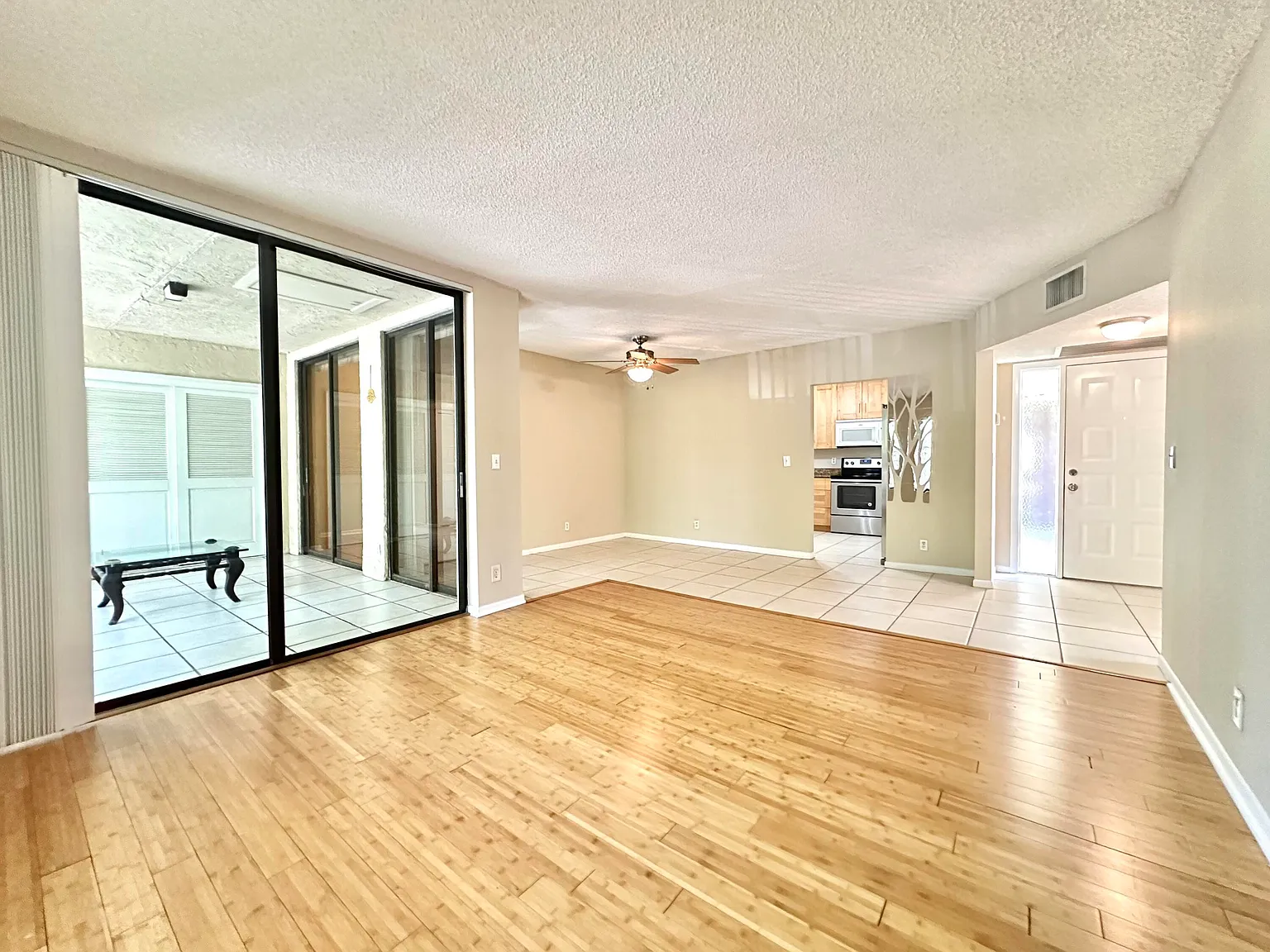 2 bed, 2.0 bath, 978 sqft, $2,100 — Photo 3
