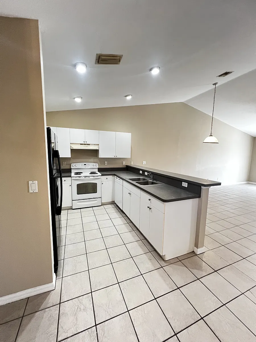 Building Photo - 2308 NE 6th St #1