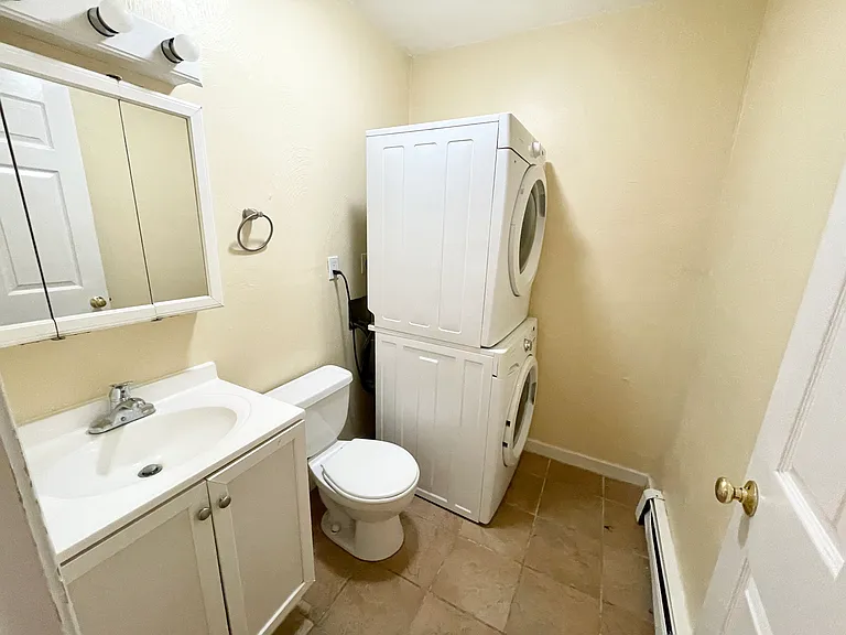 7 Iroquois St #4L — Photo 6