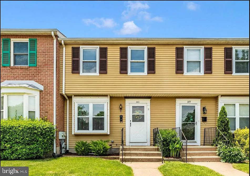 381 W Thornhill Pl