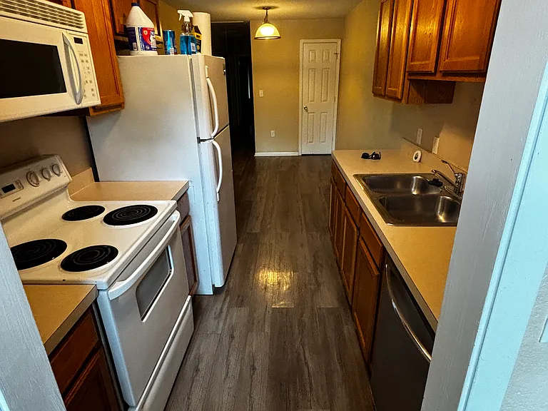 953 W Elm St — Photo 5