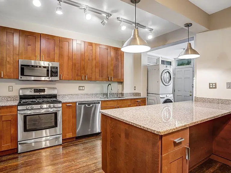 821 Kentucky Ave SE — Photo 14