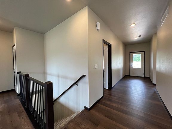 3rd image of 800 Prairie View Dr