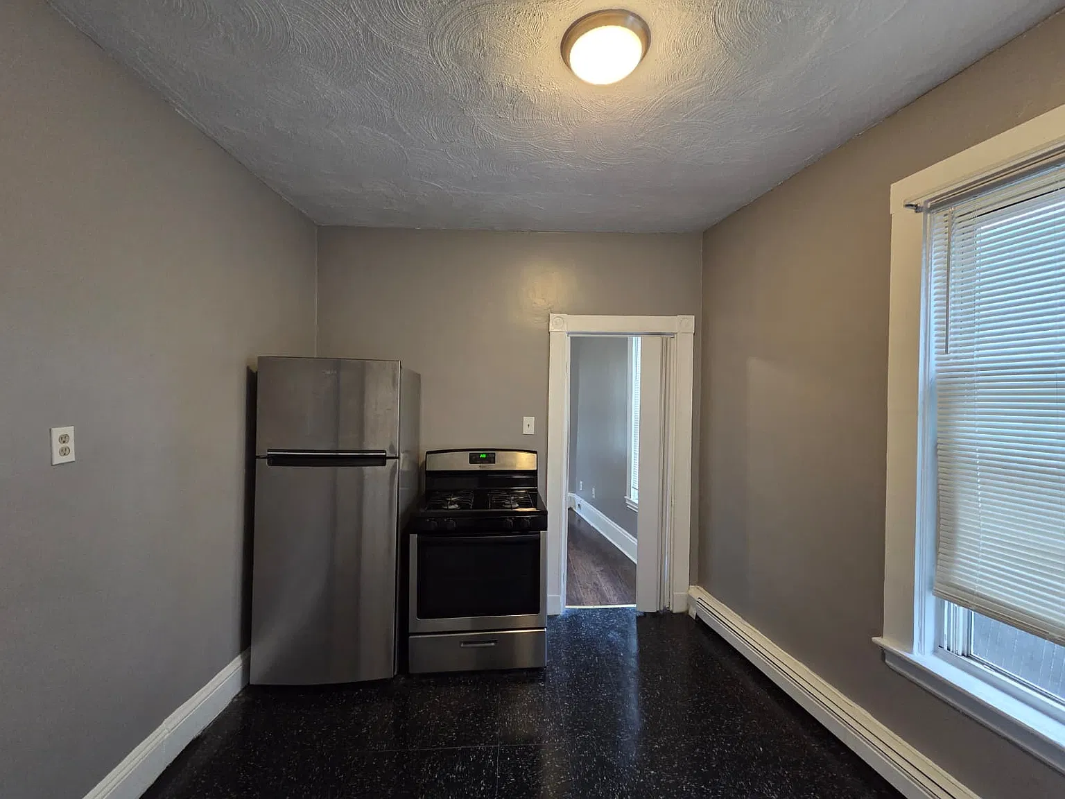 Studio, 400 sqft, $1,600 — Photo 3